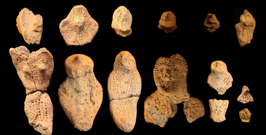 Ett stort antal helt unika lerfiguriner hittades under utgrävningen i Tråsättra. De är minst 4 500 år gamla och kan vara de äldsta avbildningarna av människor i Sverige. Foto: Arkeologerna CC-BY