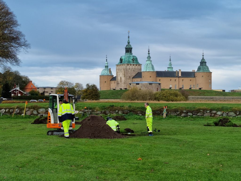 Arkeologer gräver i Kalmarsundsparken, i bakgrunden syns Kalmar slott.