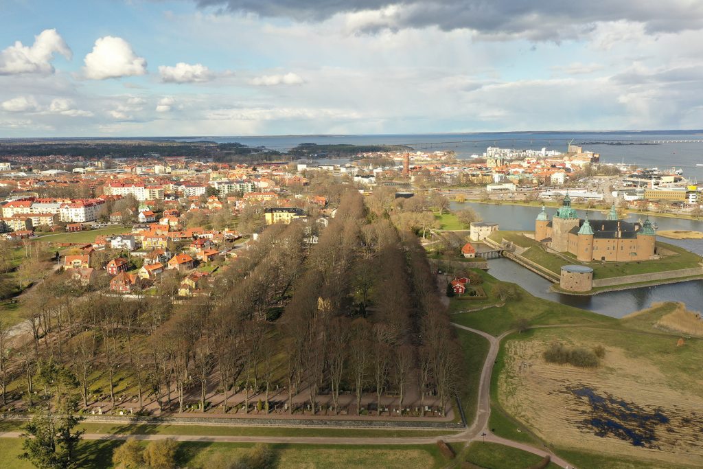 Flygbild som visar Gamla stan i Kalmar med Kalmar slott till höger.