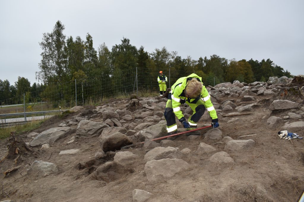 En arkeolog undersöker en grav