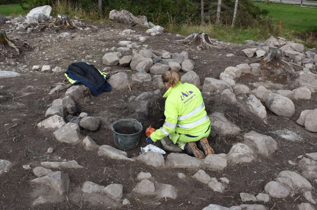 En arkeolog gräver ut en grav i Sylta