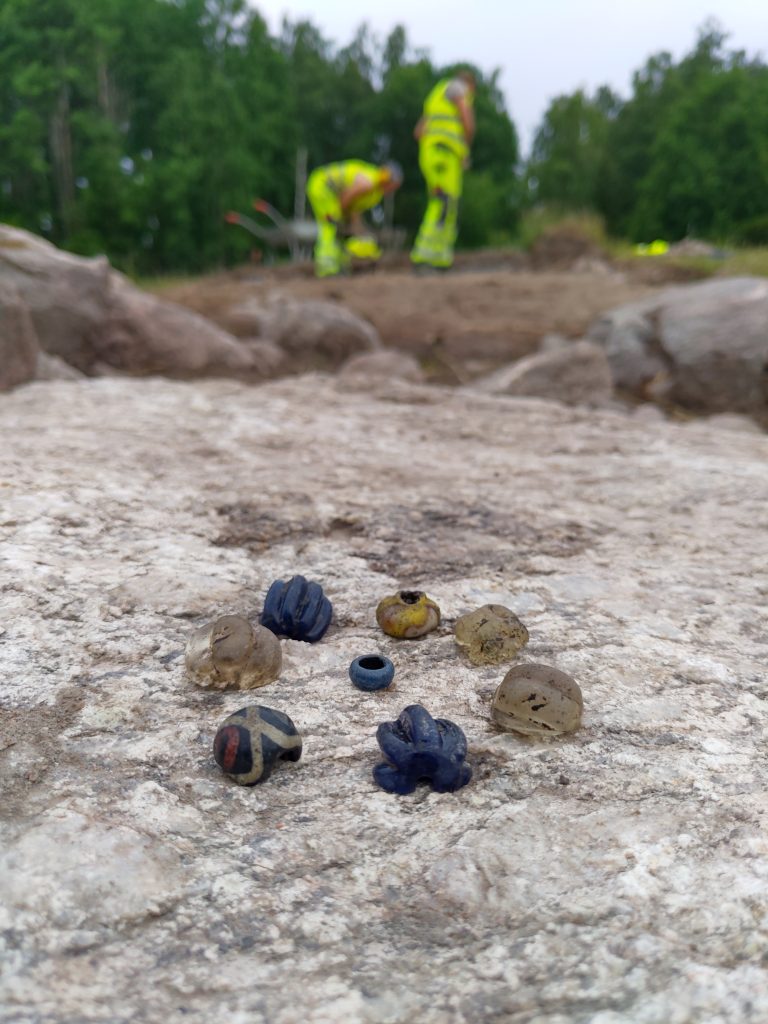 En uppsättning med pärlor i glas som påträffades i en av stensättningarna vid Viby/Norrtuna.