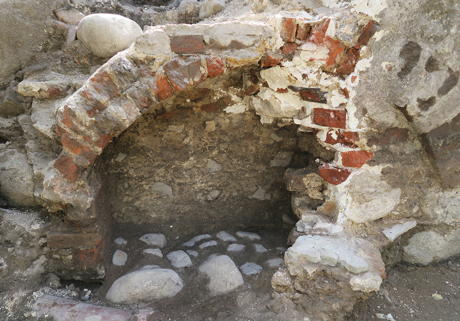 Den äldsta nischen med tegelvalv i södra väggen. Här fanns det äldsta tegelgolvet bevarat.