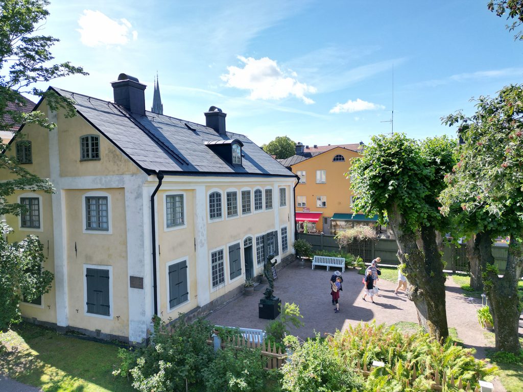 En gul byggnad som var prefektgårdens bostadshus och är idag Linnémuseum. 