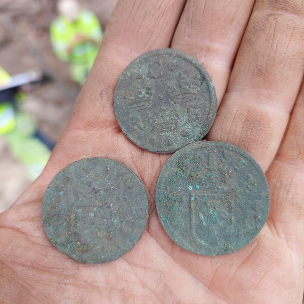 Tre mynt, fjärdedelsöre, präglat under drottning Kristinas tid. På ett av mynten kan vi läsa 1635.