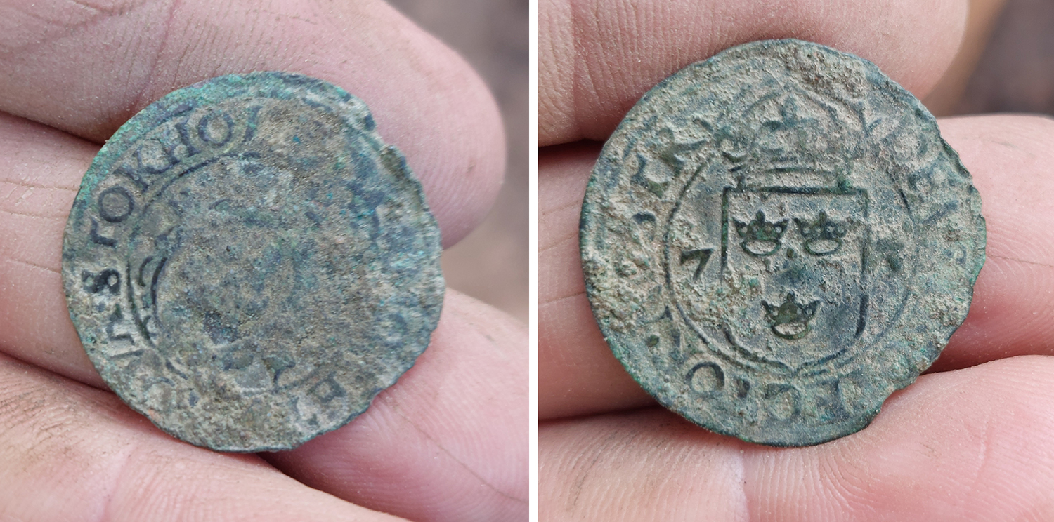 Ett 2 öres silvermynt präglat i Stockholm. 5.På andra sidan kan vi bland annat läsa att det är präglat år 1573.