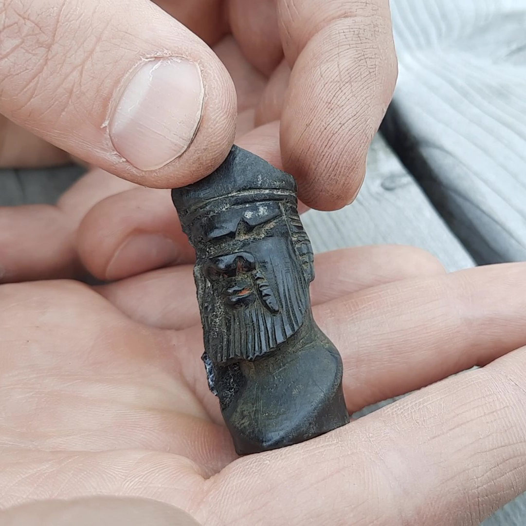 Small figurine found in one of the cogs. Photo: The Archaeologists. CC-BY.