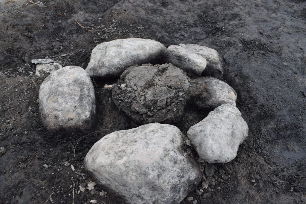 Kärl grav 400. I en av de stora högarna från Viby/Norrtuna hade man deponerat keramikkärlet mitt i graven, med en krets av stenar runtom. 
