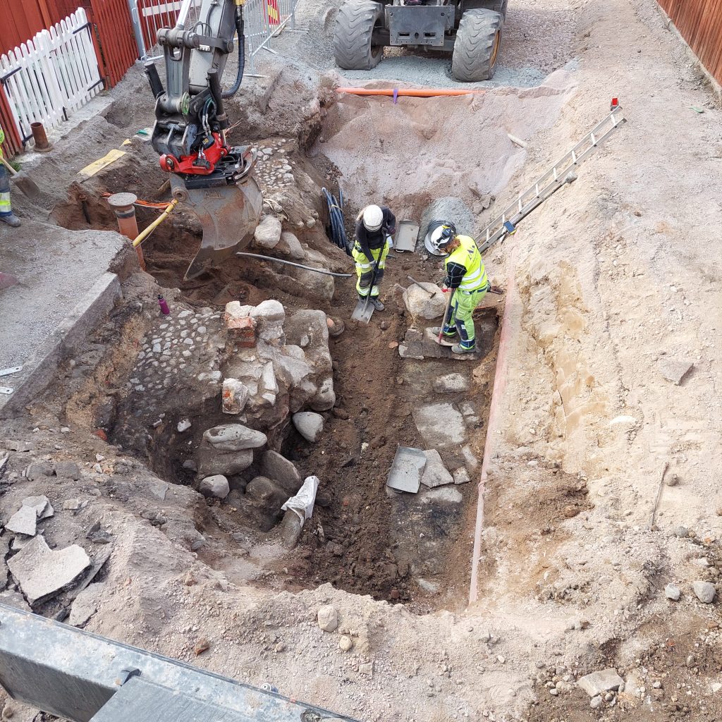 Arkeologer gräver källaren mitt i gatan.