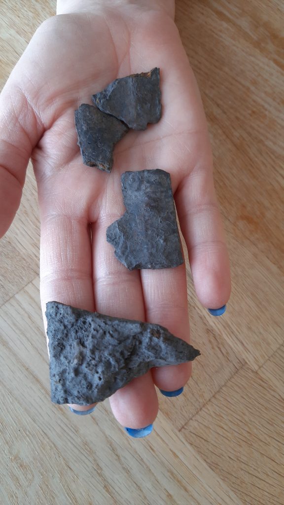 Av svärdet återstår endast fragment av klingan, men ändå tillräckligt mycket för att identifiera föremålet. Foto Arkeologerna.