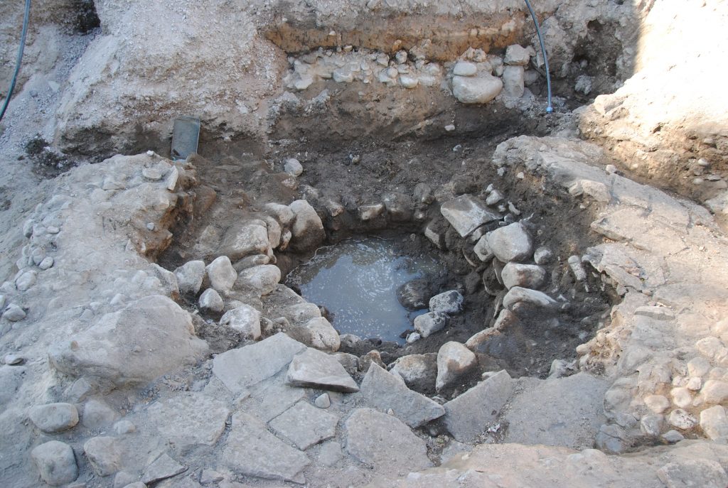 Brunnen grävdes och byggdes i slutet av medeltiden. På platsen fanns redan ett hus med ett fint kalkstensgolv, som man rev.