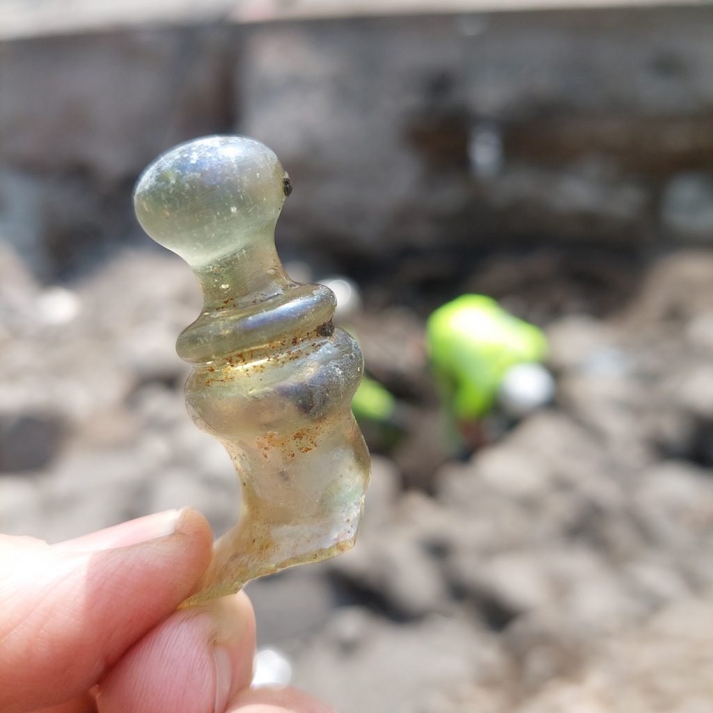 En del av toppen på ett lock från en pokal i glas. Det exklusiva kärlet är troligen tillverkat under 1500-talet.