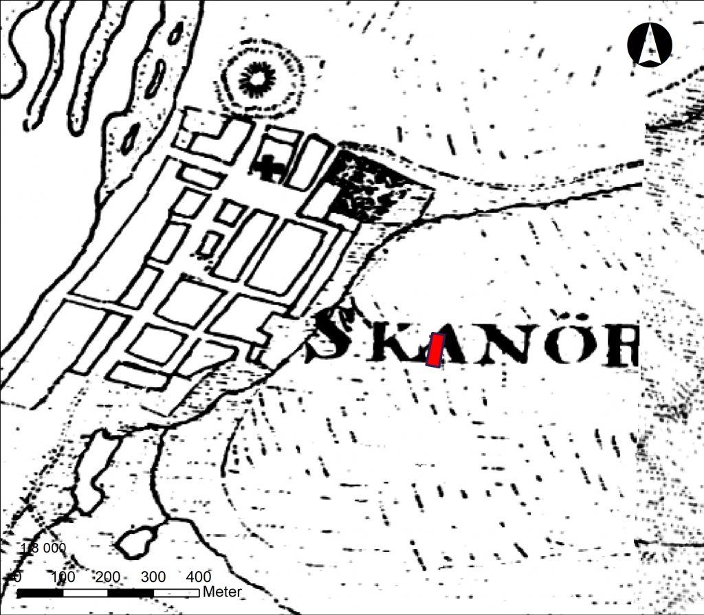 Undersökningsområdet markerat i rött på utdrag ur Skånska Rekognoceringskartan från 1812–1820. Kartan visar Skanörs äldre gatunät och läget för S:t Olofs kyrka från 1100-talet. Strax norr om kyrkan syns även kullen och vallgraven efter Skanörs borg som byggdes på 1220-talet.