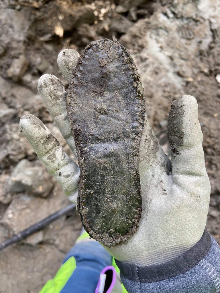 Del av en sko som hittats under utgrävningen. 