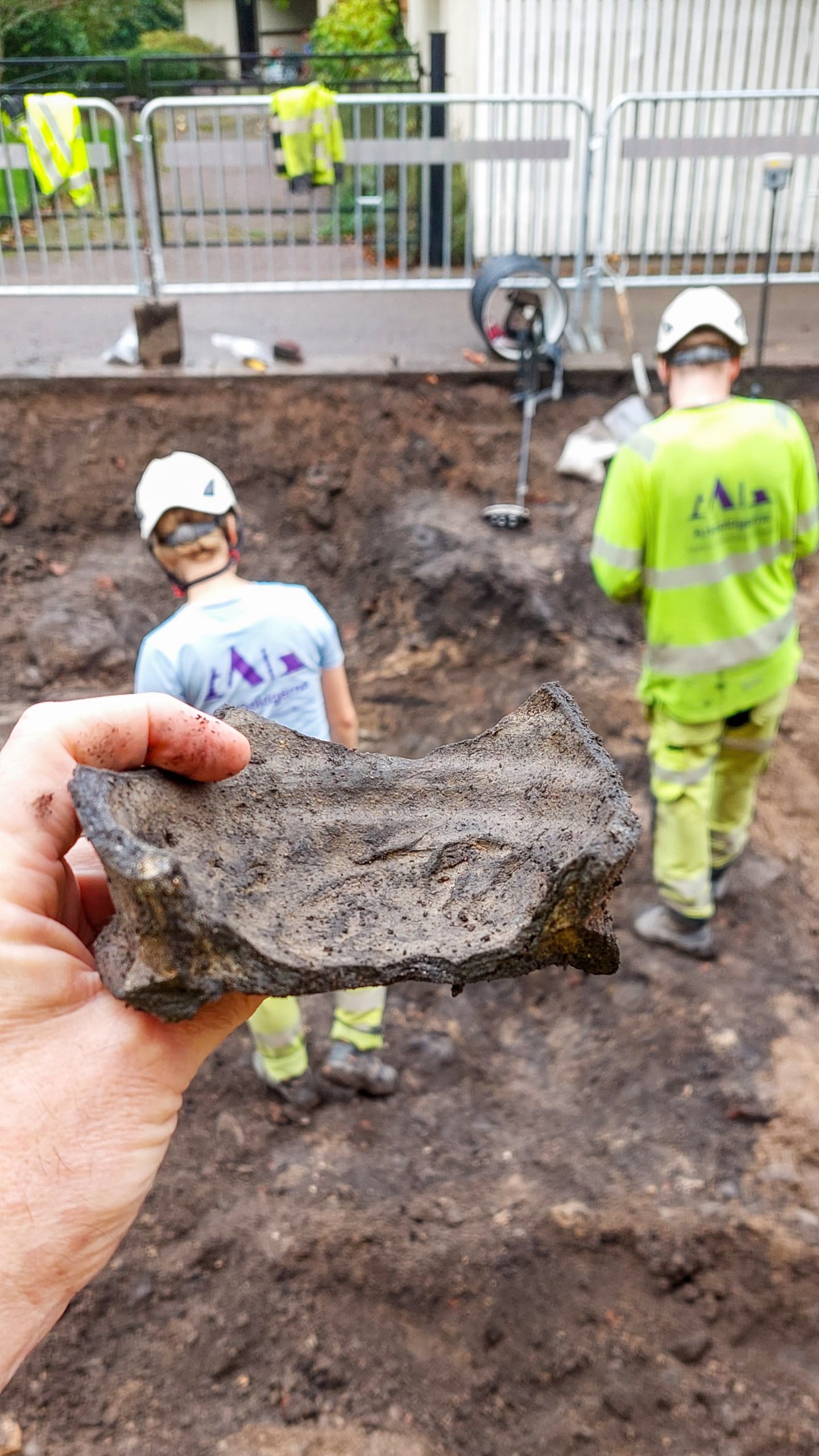 Gåtfulla grunder i Gamla stan i Kalmar Arkeologerna
