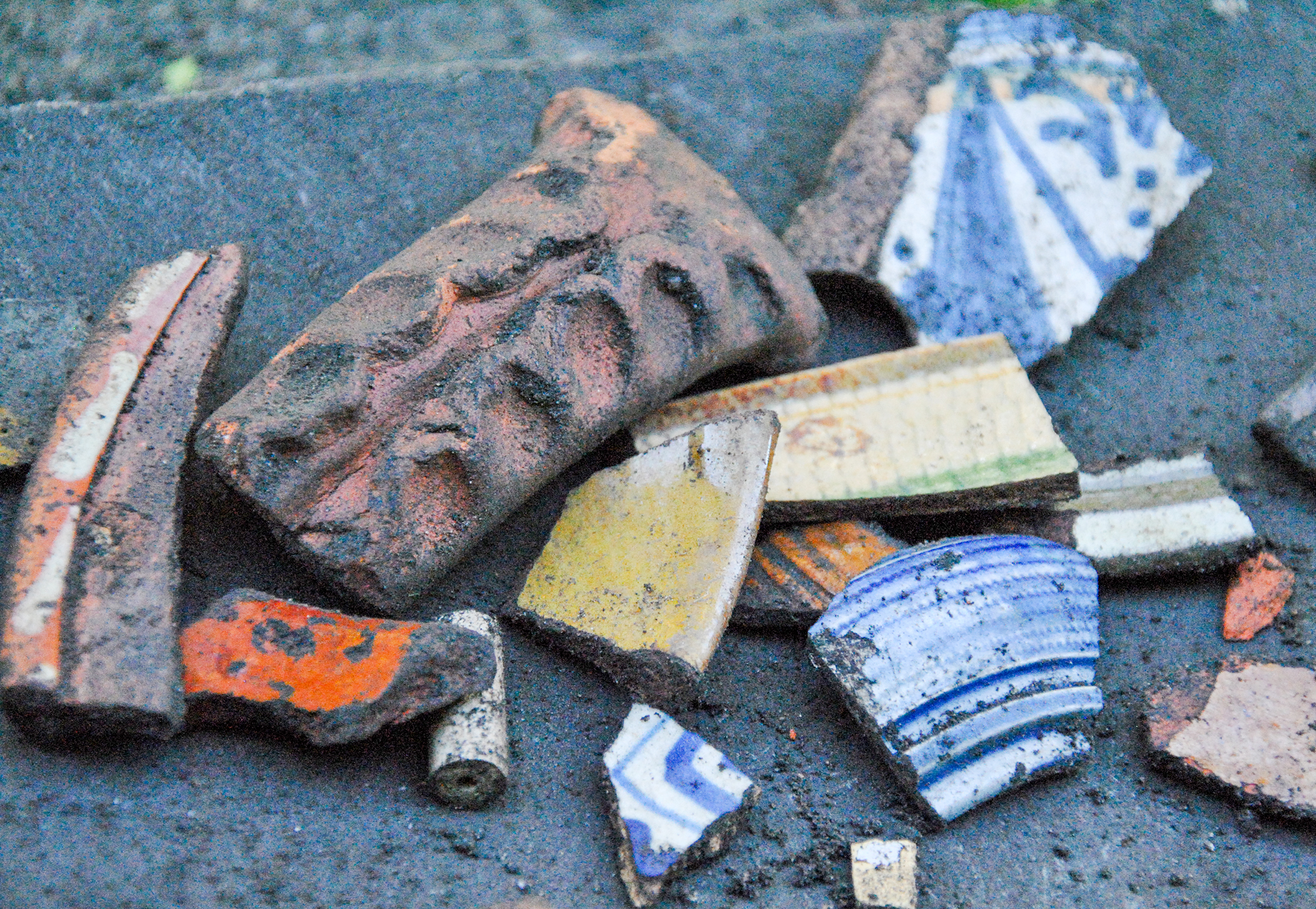 Skräpet vid den yngsta gatan bestod av bland annat av kritpipor, fajansfat och stengodskärl. Foto Arkeologerna.