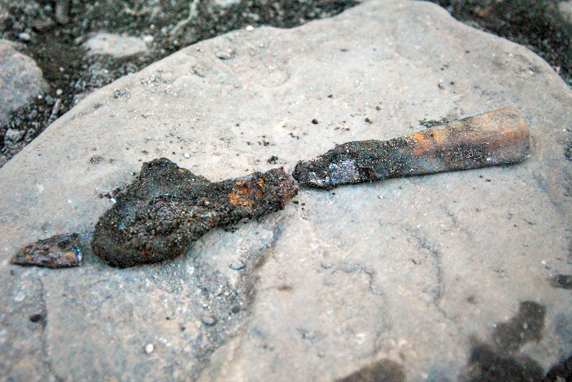 En kniv med ben – eller hornskaft. Foto Arkeologerna.