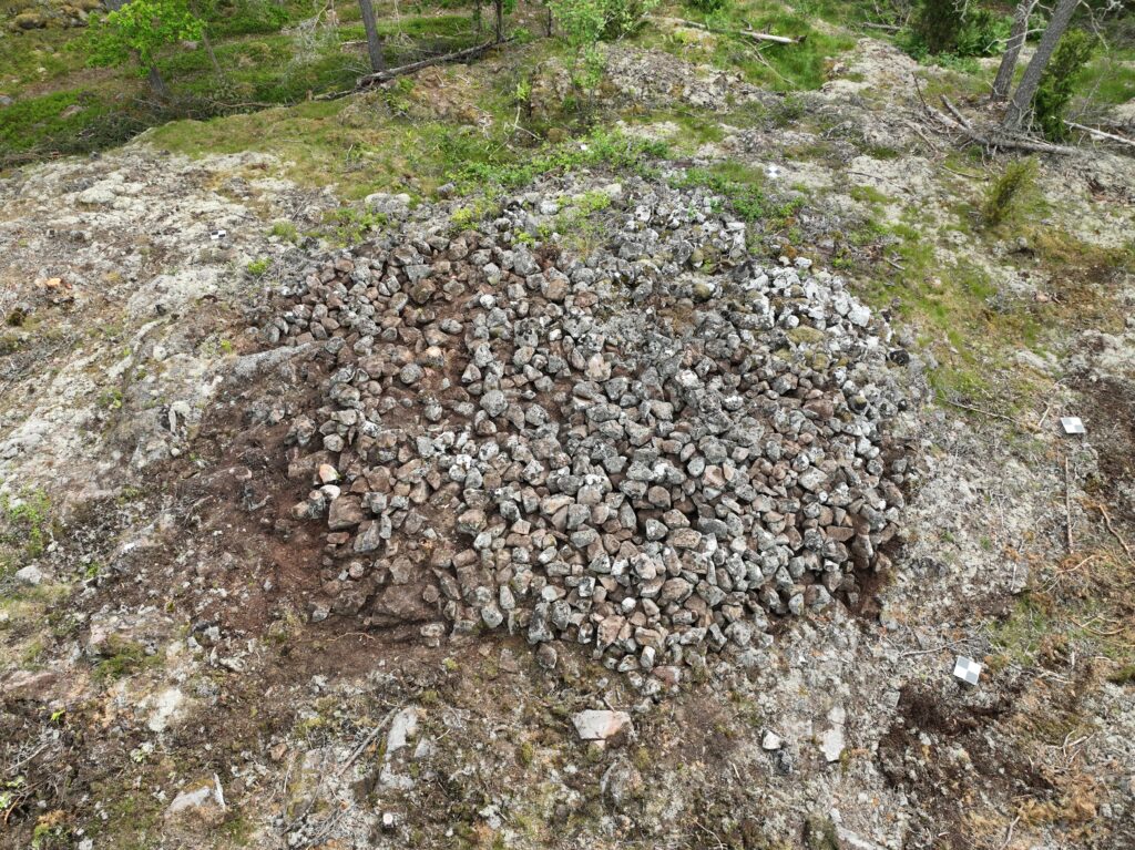 Ett gravröse med stenar.